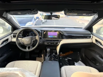 2025 TOYOTA CAMRY XLE 2.5L HYBRID 4 Cylinders Engine White Beige Sedan GCC