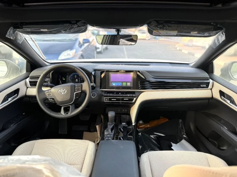 2025 TOYOTA CAMRY XLE 2.5L HYBRID 4 Cylinders Engine White Beige Sedan GCC