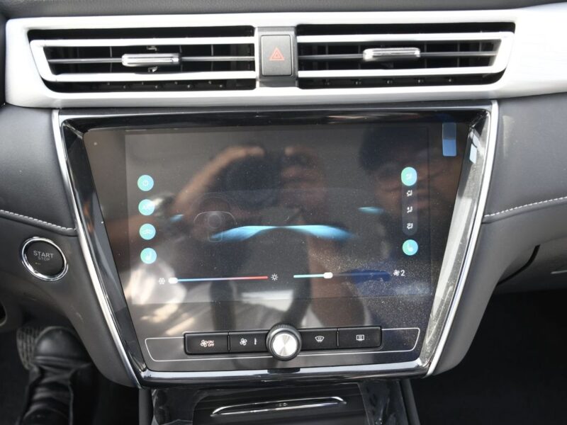2025 MG5 Deluxe Edition 1.5L Naturally Aspirated 4-Cylinder Engine Black Sedan GCC