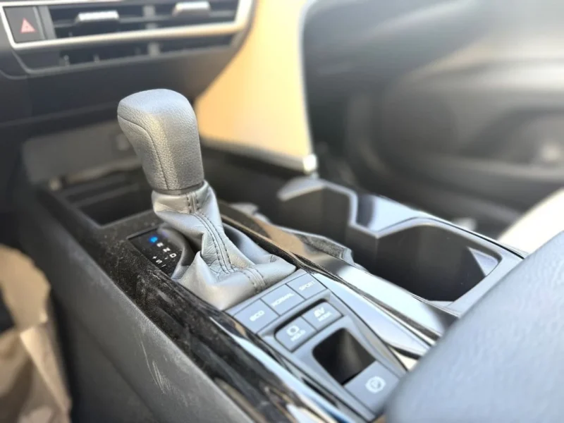 2025 TOYOTA CAMRY XLE 2.5L HYBRID 4 Cylinders Engine White Beige Sedan GCC