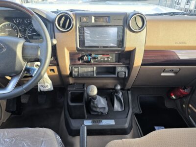 2025 Toyota Land Cruiser 4.0 Litres 4 Cylinders Engine White Beige Pick Up SC GCC