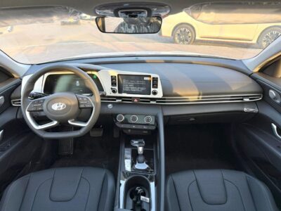 2025 Hyundai Elantra Comfort 1.5 Litres 4 Cylinders Petrol Engine White Black Sedan