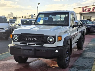 2025 Toyota Land Cruiser 4.0 Litres 4 Cylinders Engine White Beige Pick Up SC GCC