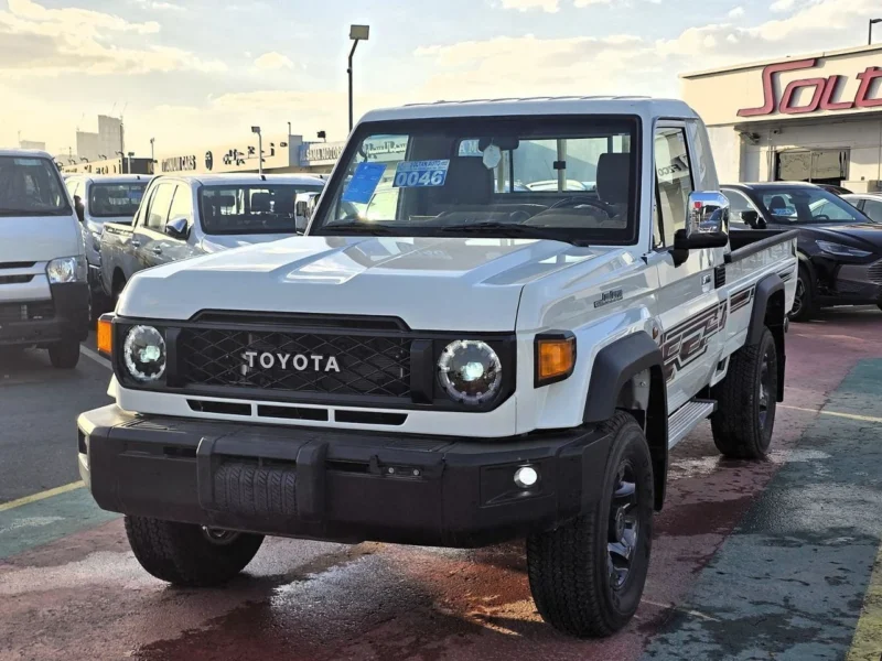2025 Toyota Land Cruiser 4.0 Litres 4 Cylinders Engine White Beige Pick Up SC GCC