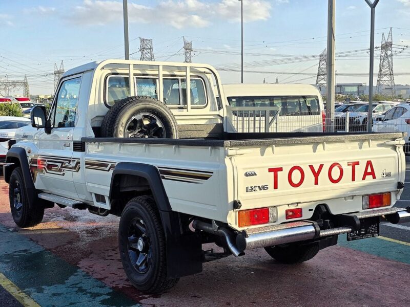 2025 Toyota Land Cruiser 4.0 Litres 4 Cylinders Engine White Beige Pick Up SC GCC