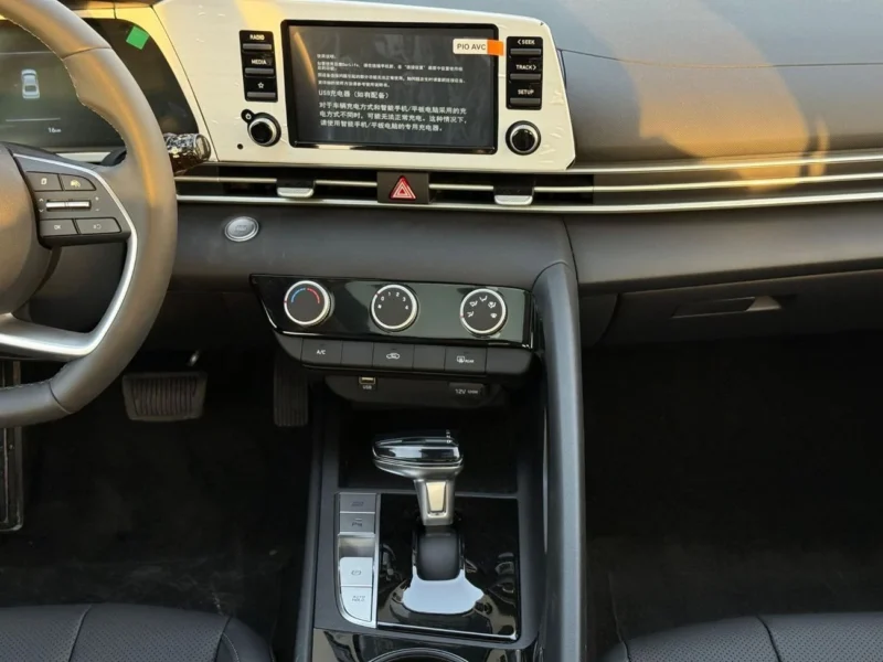2025 Hyundai Elantra Comfort 1.5 Litres 4 Cylinders Petrol Engine White Black Sedan