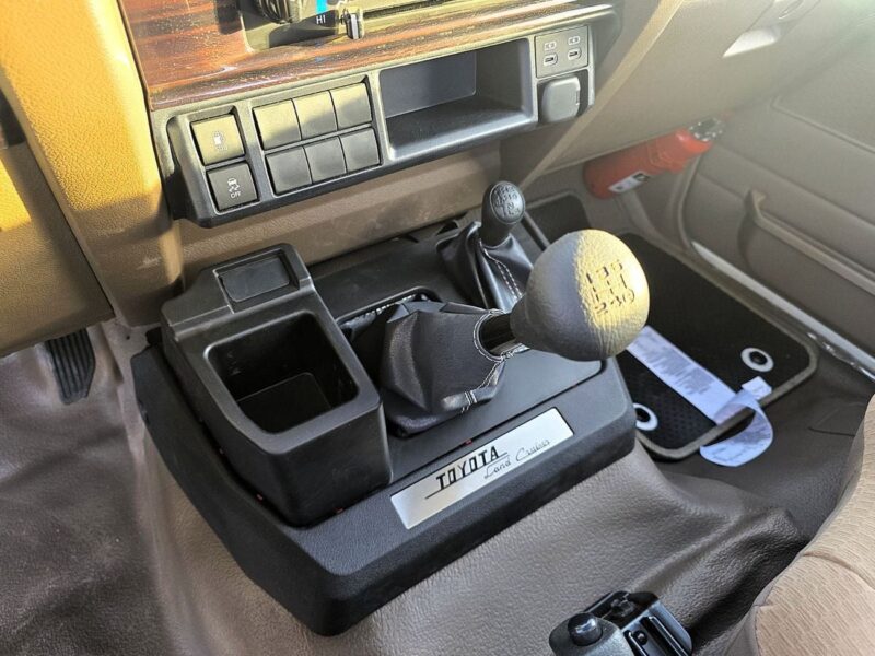 2025 Toyota Land Cruiser 4.0 Litres 4 Cylinders Engine White Beige Pick Up SC GCC