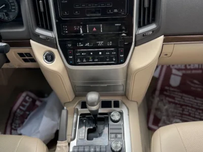 2019 TOYOTA LAND CRUISER GXR 4.5-liter V8 Twin Turbo Diesel Engine White Beige SUV