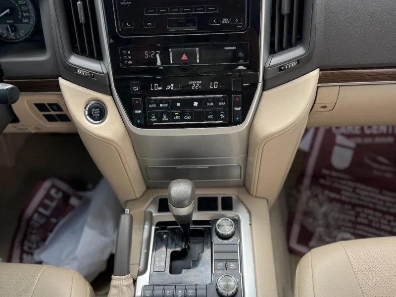 2019 TOYOTA LAND CRUISER GXR 4.5-liter V8 Twin Turbo Diesel Engine White Beige SUV