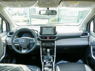 2025 TOYOTA VELOZ 1.5 Litres 4 Cylinders Petrol Engine White Grey SUV GCC Specs