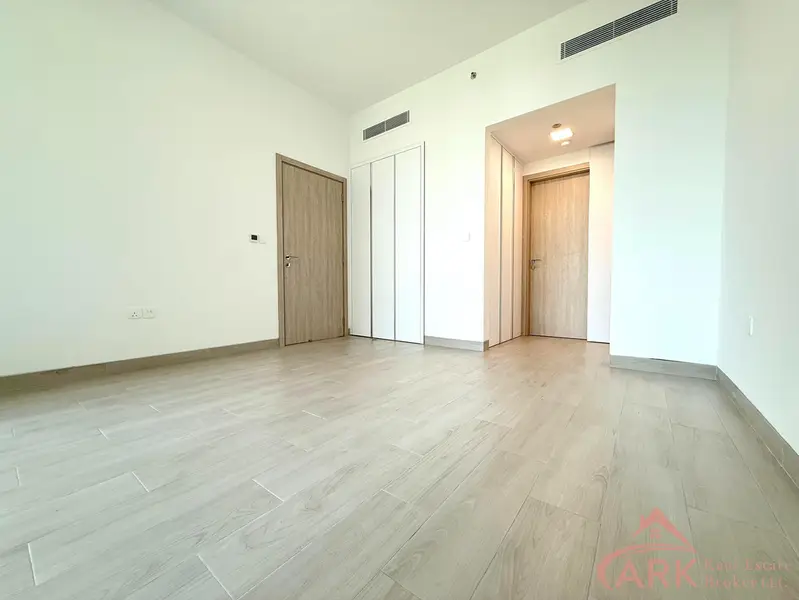 Park View Spacious and Bright Modern Living