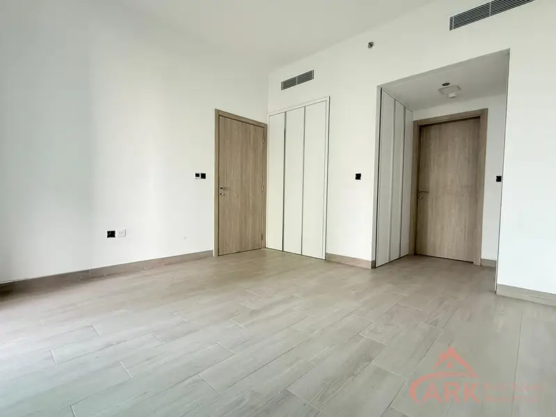 Sophisticated Design Spacious Living Park View