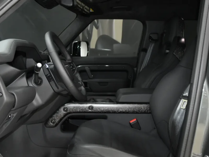 2025 Land Rover Defender Octa (P635) 4.4-litre V8 Twin-turbo Engine Grey Black SUV