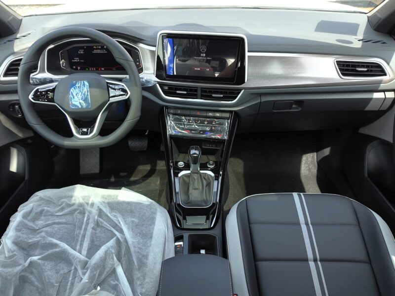 2025 Volkswagen Tiguan L 300 TSI 2WD 1.5-liter TSI 4 Cylinders Engine Black White SUV