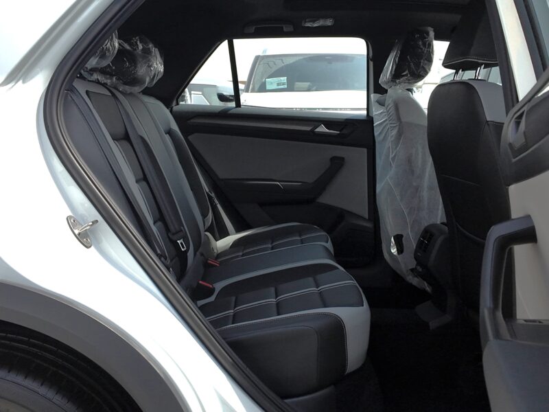 2025 Volkswagen Tiguan L 300 TSI 2WD 1.5-liter TSI 4 Cylinders Engine Black White SUV