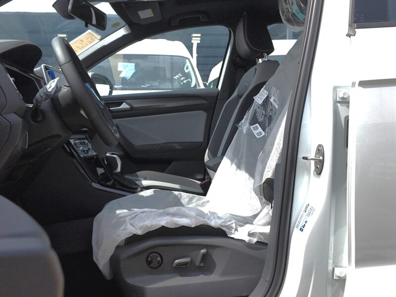 2025 Volkswagen Tiguan L 300 TSI 2WD 1.5-liter TSI 4 Cylinders Engine Black White SUV