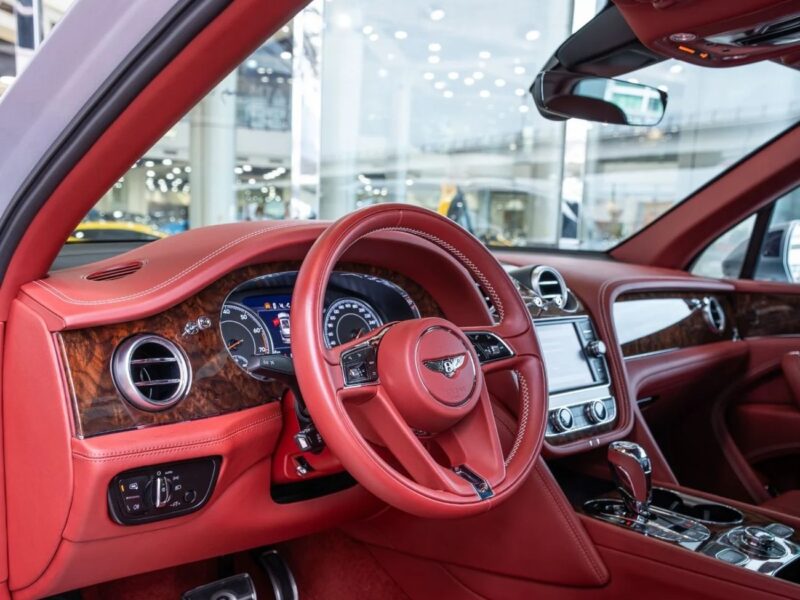 2018 Bentley Bentayga 6.0L Twin-Turbocharge W12 Engine Silver Red Luxury SUV GCC