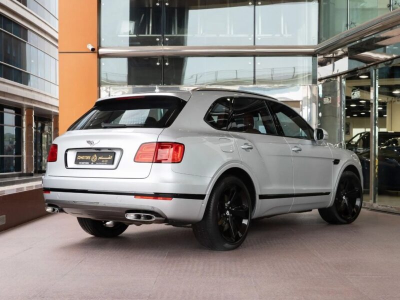 2018 Bentley Bentayga 6.0L Twin-Turbocharge W12 Engine Silver Red Luxury SUV GCC