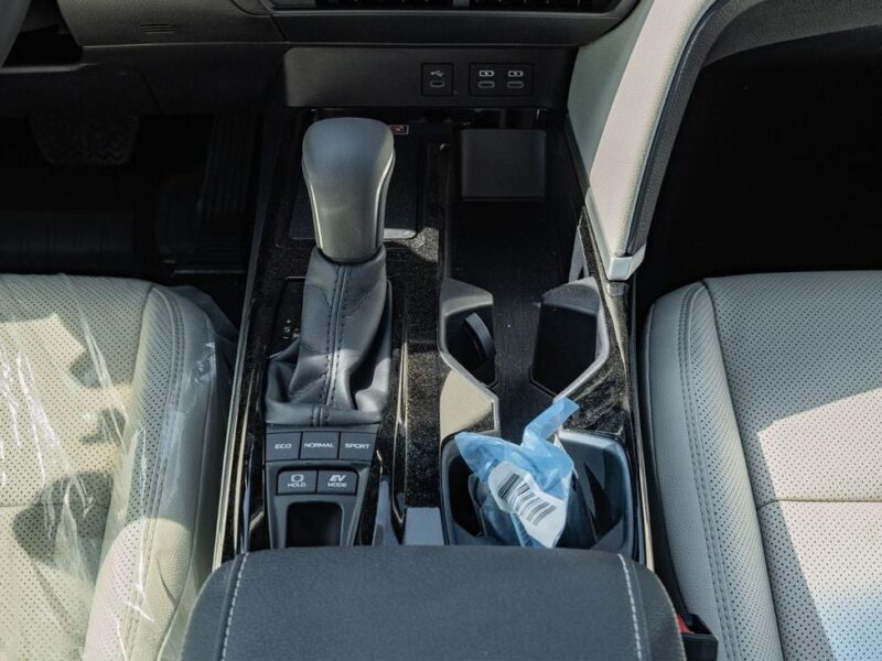 2026 Toyota Camry Limited 2.5L 4-Cylinder Hybrid Petrol Engine White Beige Sedan GCC Specs