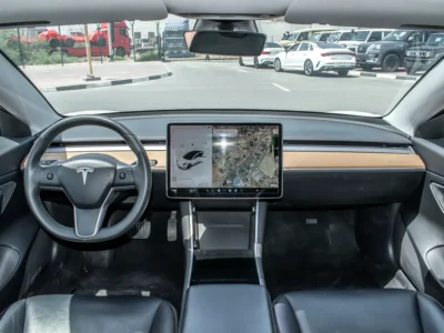 2020 Tesla Model 3 Standard Electric Vehicle 350 - 450 KM White Black Sedan Clean Car