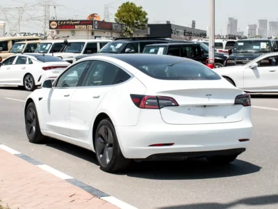 2020 Tesla Model 3 Standard Electric Vehicle 350 - 450 KM White Black Sedan Clean Car