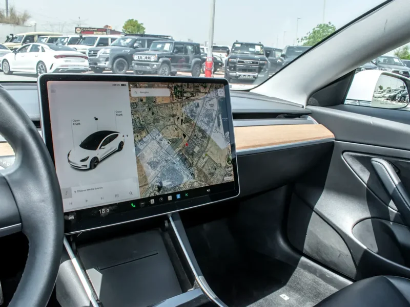 2020 Tesla Model 3 Standard Electric Vehicle 350 - 450 KM White Black Sedan Clean Car
