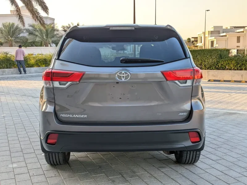 2018 Toyota Highlander 6 Cylinders Petrol Engine Brown Grey SUV GCC Specs