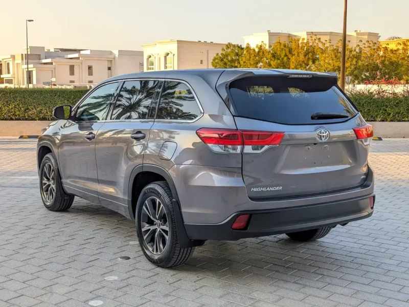 2018 Toyota Highlander 6 Cylinders Petrol Engine Brown Grey SUV GCC Specs