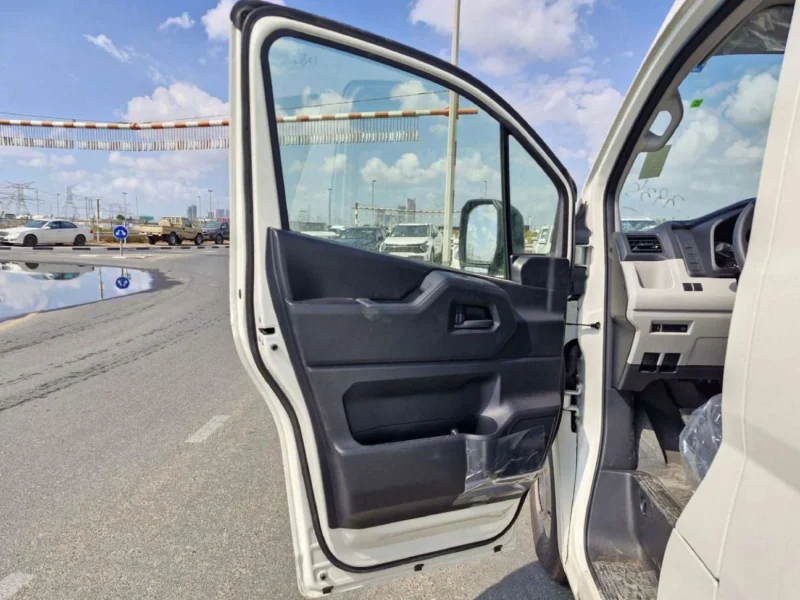 2026 TOYOTA HIACE 2.8L 4 Cylinder DSL 13 SEATS HIGHROOF MT White Grey Van GCC Specs