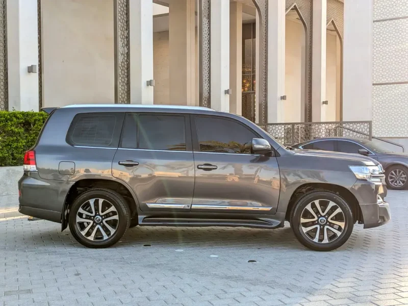 2018 TOYOTA LAND CRUISER GXR TOP 5.7 Litres V8 Petrol Engine Grey Beige SUV GCC Specs