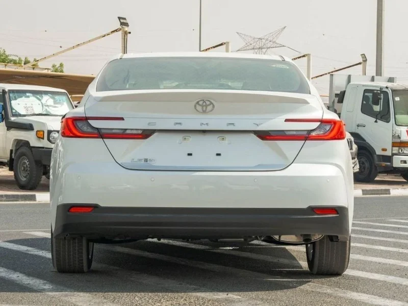 2026 Toyota Camry LE Facelift 2.5L 4-Cylinder Petrol Engine White Beige Sedan GCC Specs