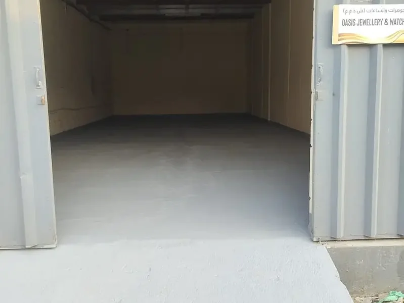 900 sqft Front Side with Big Door Storage Warehouse Available for Rent in Al Quoz (BK)