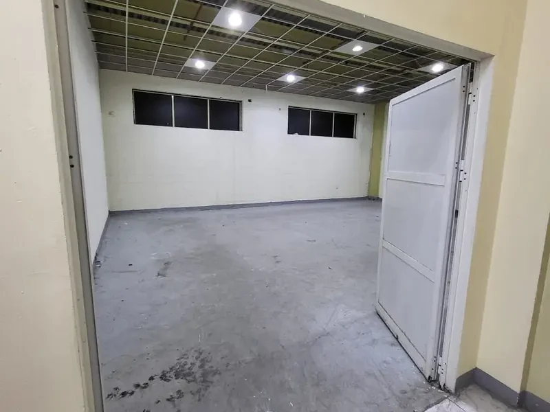 900 sqft Spacious Space with Good Height Available in Al Qouz