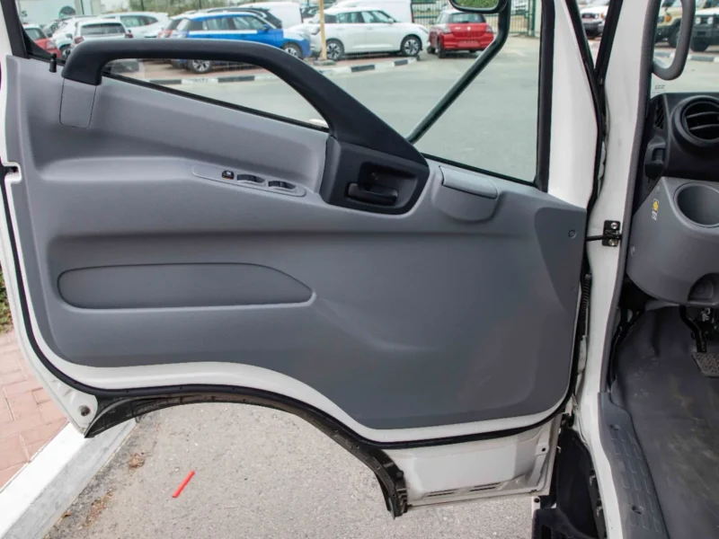 2024 Hino 300 Series 714 Double Cab 4.0‑liter Turbocharged Diesel Engine White Grey Truck