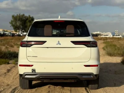 2026 Mitsubishi Outlander P line 2.5L 4-Cylinder Petrol Engine White Maroon SUV GCC