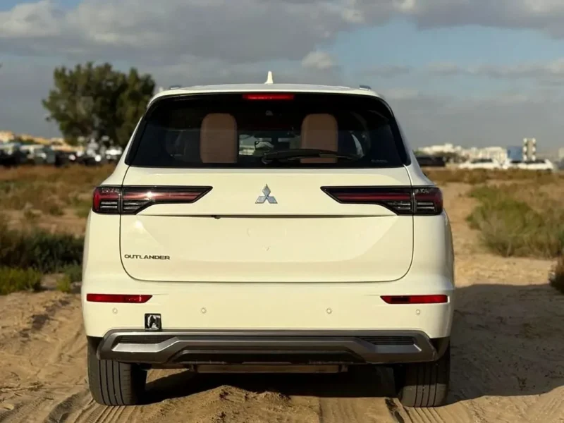 2026 Mitsubishi Outlander P line 2.5L 4-Cylinder Petrol Engine White Maroon SUV GCC