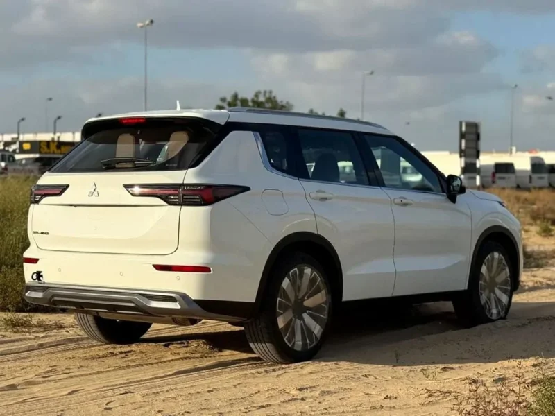 2026 Mitsubishi Outlander P line 2.5L 4-Cylinder Petrol Engine White Maroon SUV GCC