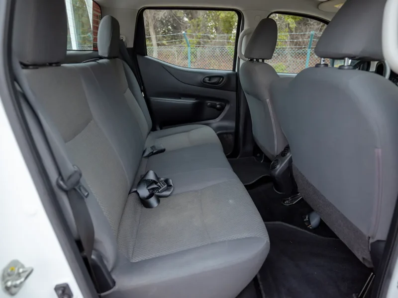 2022 Nissan Navara SE 2.5 Litres 4 Cylinders Petrol Engine White Grey Pickup Truck GCC Specs MT