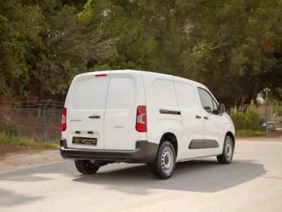2022 Peugeot Partner Standard 1.6 Litres 4 Cylinders Petrol Engine White Grey Van GCC Specs