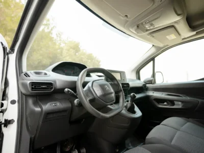 2022 Peugeot Partner Standard 1.6 Litres 4 Cylinders Petrol Engine White Grey Van GCC Specs
