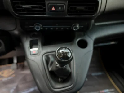 2022 Peugeot Partner Standard 1.6 Litres 4 Cylinders Petrol Engine White Grey Van GCC Specs