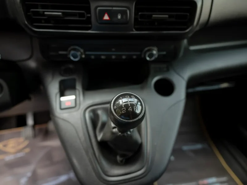 2022 Peugeot Partner Standard 1.6 Litres 4 Cylinders Petrol Engine White Grey Van GCC Specs