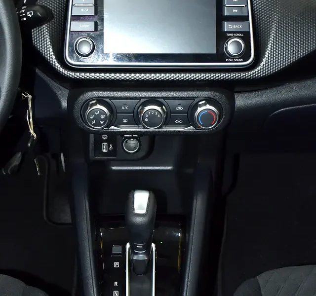 2022 Nissan Kicks SV 1.6 Litres 4 Cylinders Petrol Engine Grey Black Crossover GCC Specs