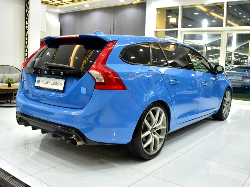 2016 Volvo V-Class T6 3.0 Litres 6 Cylinders Petrol Engine Blue Black Hatchback GCC