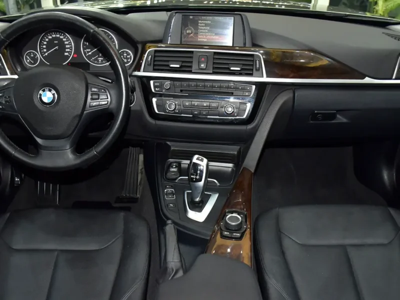 2016 BMW 3-Series 318i 1.5-liter Turbocharged 3-cylinder Engine Brown Black Sedan GCC