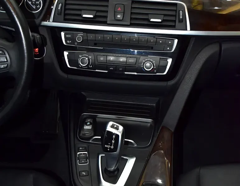 2016 BMW 3-Series 318i 1.5-liter Turbocharged 3-cylinder Engine Brown Black Sedan GCC