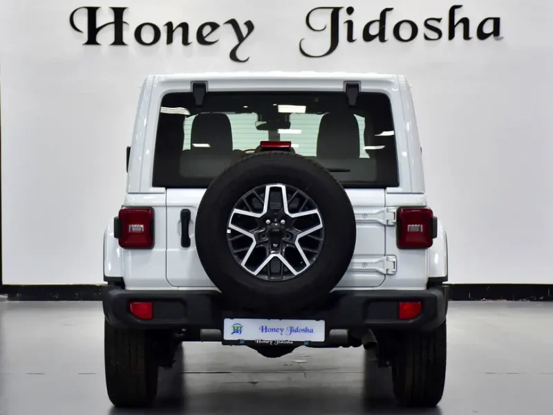 2024 Jeep Wrangler Sahara 2.0L Turbocharged Inline 4-cylinder Engine White Black SUV GCC