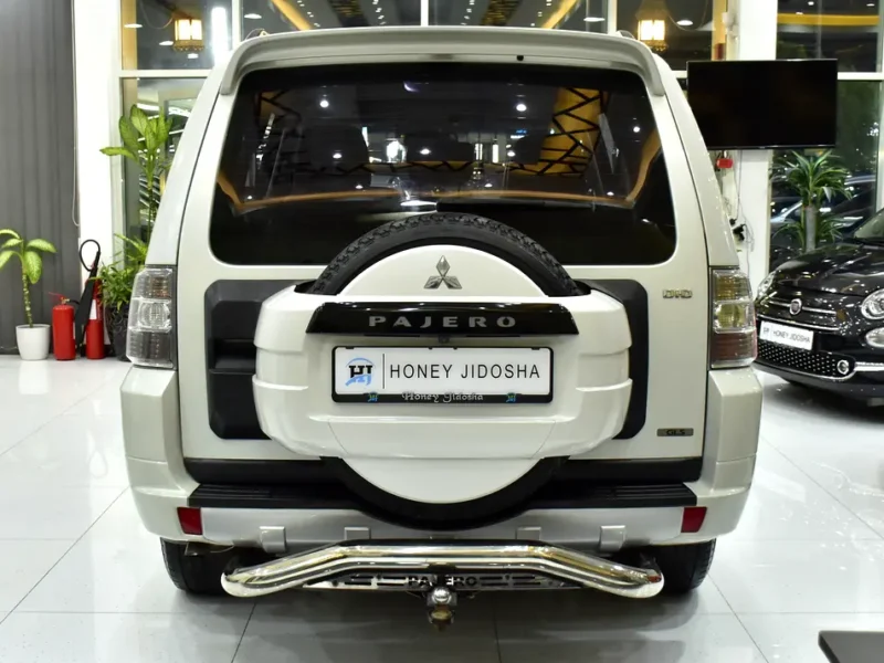 2012 Mitsubishi Pajero GLS 3.8 Litres V6 Petrol Engine White Black SUV GCC Specs