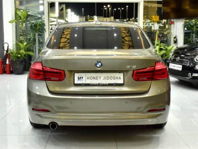 2016 BMW 3-Series 318i 1.5-liter Turbocharged 3-cylinder Engine Brown Black Sedan GCC