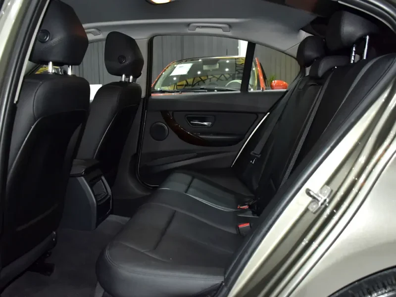 2016 BMW 3-Series 318i 1.5-liter Turbocharged 3-cylinder Engine Brown Black Sedan GCC